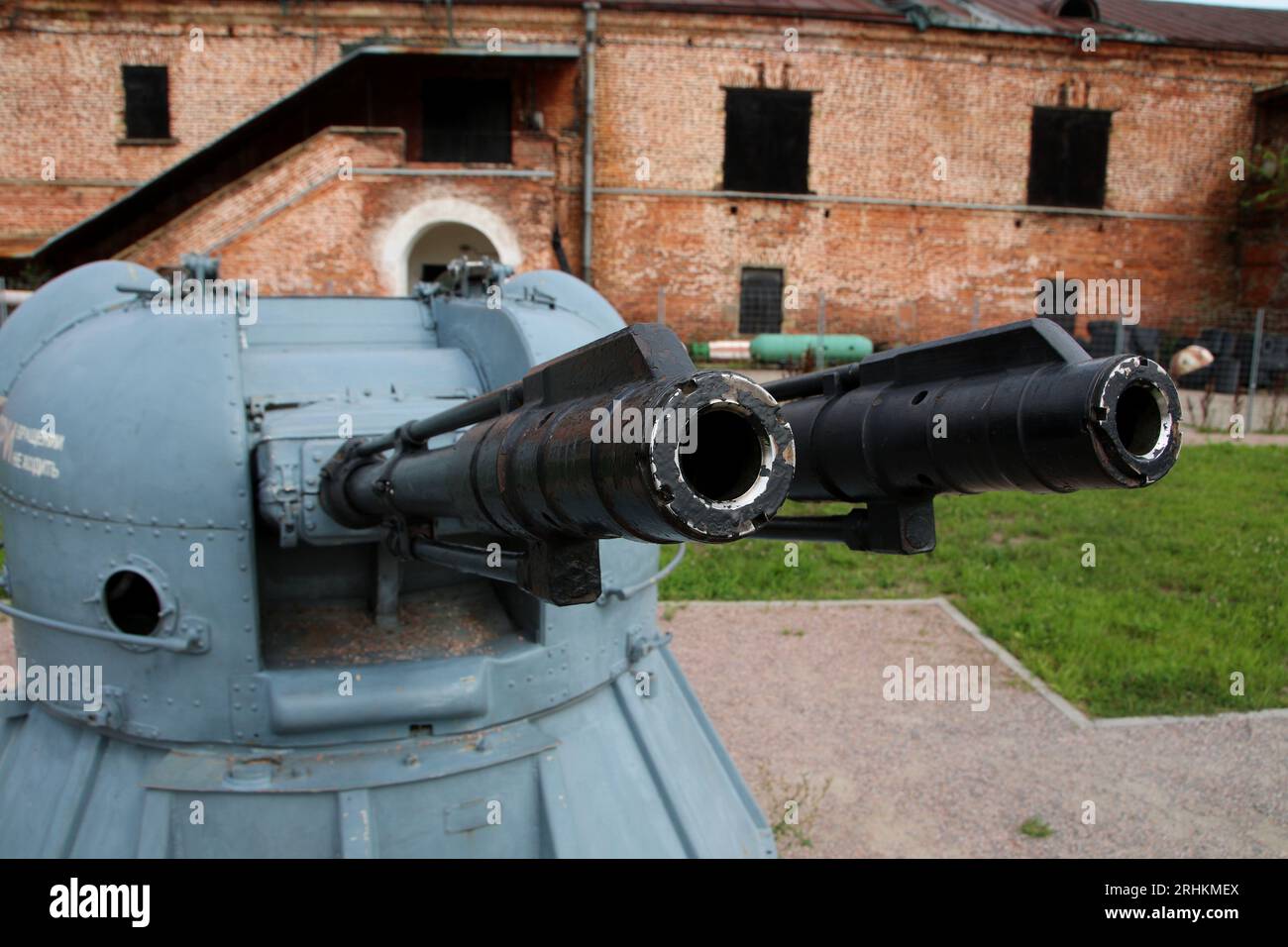 Kronstadt, Russia. 17 agosto 2023. Il complesso di artiglieria, un'installazione di artiglieria navale AK-230 da 30 mm, precedentemente utilizzata dall'esercito russo, è installato nel Parco militare Patriottico della Cultura e del tempo libero del distretto militare occidentale "Patriot" a Kronstadt, vicino alla città di San Pietroburgo, nella Federazione Russa. Credito: SOPA Images Limited/Alamy Live News Foto Stock