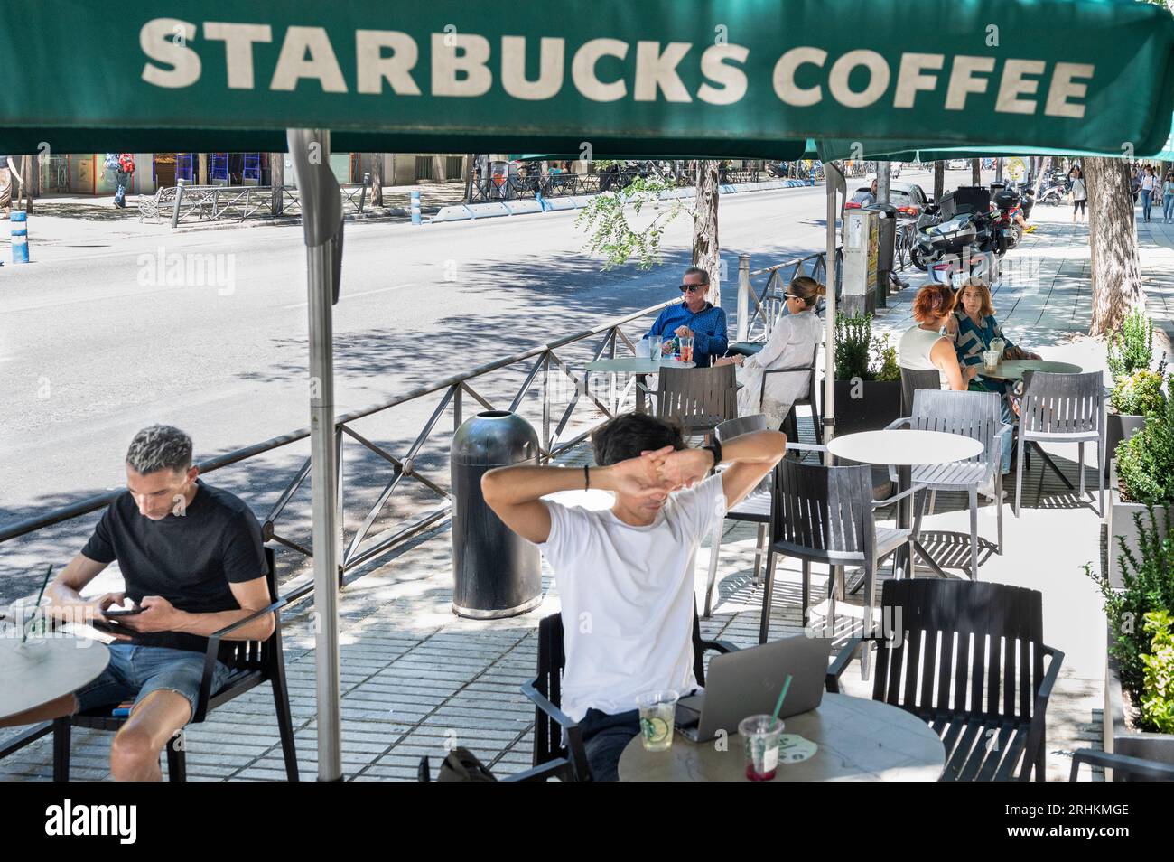 Madrid, Spagna. 2 agosto 2023. I clienti si trovano presso la caffetteria Starbucks in Spagna. (Immagine di credito: © Xavi Lopez/SOPA Images via ZUMA Press Wire) SOLO PER USO EDITORIALE! Non per USO commerciale! Foto Stock