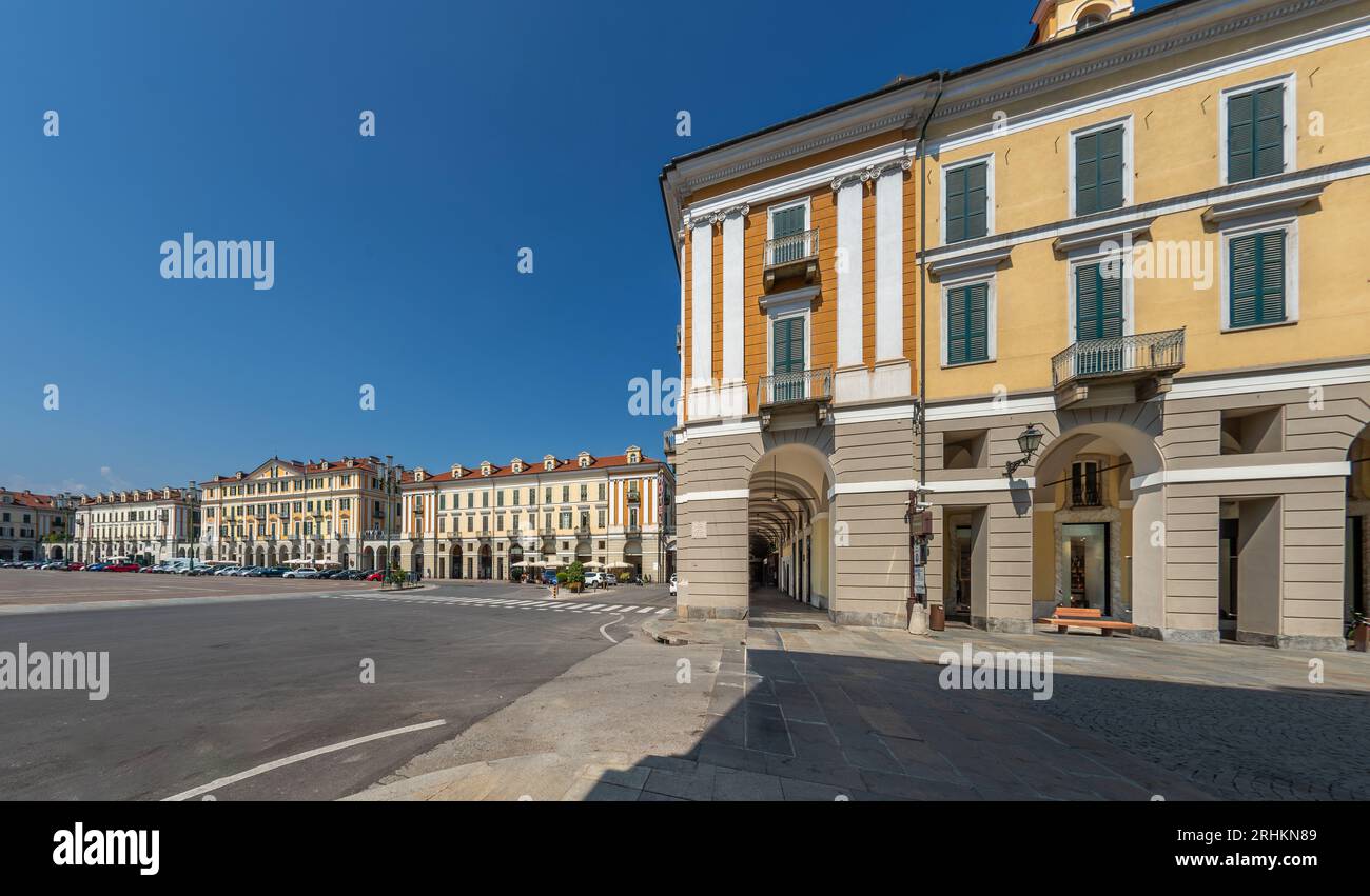 Cuneo, Piemonte, Italia - 16 agosto 2023: Piazza Tancredi Duccio Galimberti, piazza principale di Cuneo con edifici storici neoclassici, vista da V Foto Stock