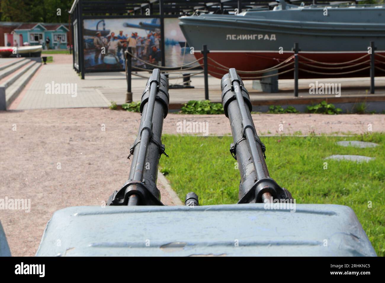 Kronstadt, Russia. 17 agosto 2023. Il complesso di artiglieria, un'installazione di artiglieria navale AK-230 da 30 mm, precedentemente utilizzata dall'esercito russo, è installato nel Parco militare Patriottico della Cultura e del tempo libero del distretto militare occidentale "Patriot" a Kronstadt, vicino alla città di San Pietroburgo, nella Federazione Russa. (Foto di Maksim Konstantinov/SOPA Images/Sipa USA) credito: SIPA USA/Alamy Live News Foto Stock