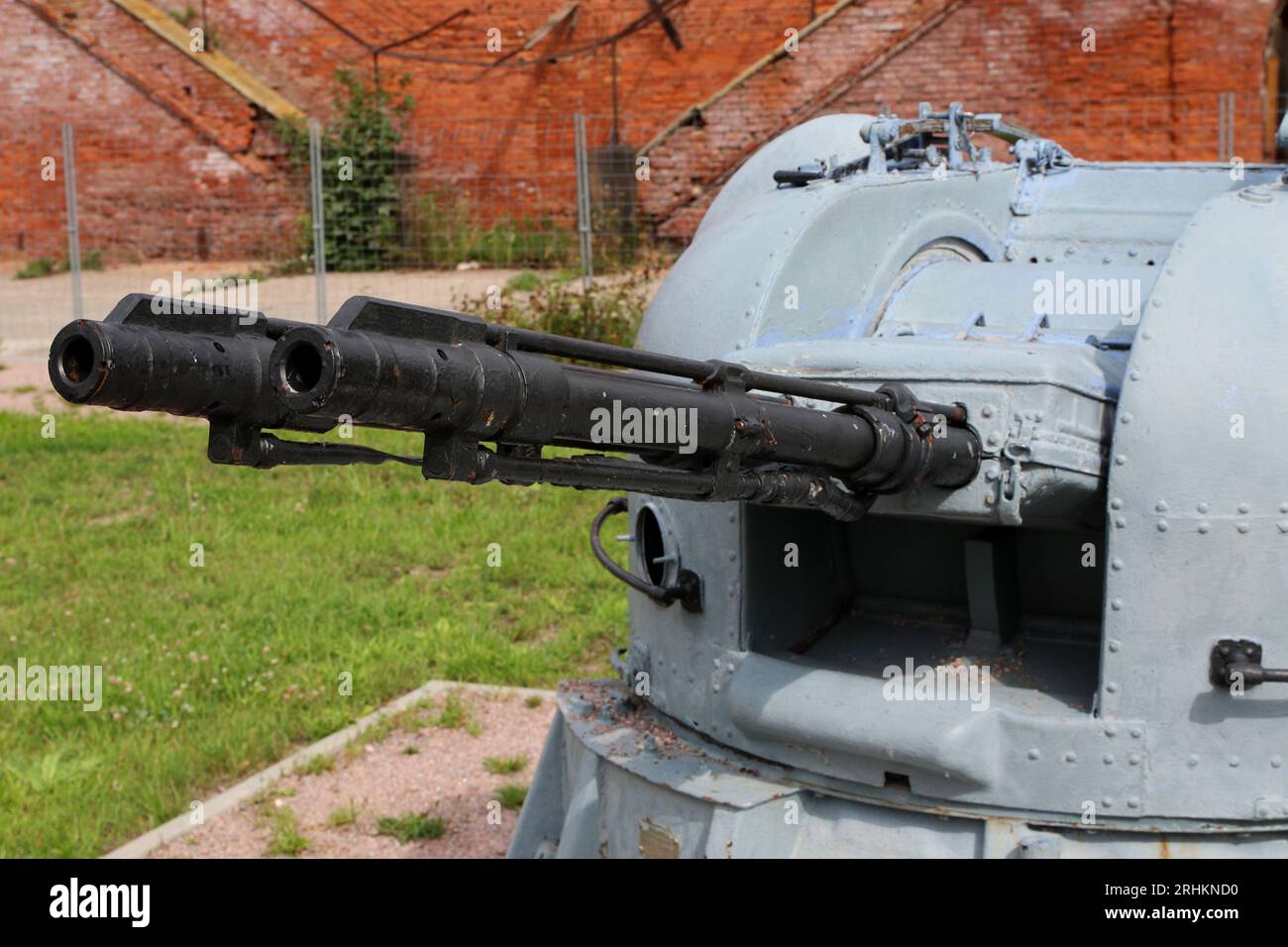 Kronstadt, Russia. 17 agosto 2023. Il complesso di artiglieria, un'installazione di artiglieria navale AK-230 da 30 mm, precedentemente utilizzata dall'esercito russo, è installato nel Parco militare Patriottico della Cultura e del tempo libero del distretto militare occidentale "Patriot" a Kronstadt, vicino alla città di San Pietroburgo, nella Federazione Russa. (Foto di Maksim Konstantinov/SOPA Images/Sipa USA) credito: SIPA USA/Alamy Live News Foto Stock