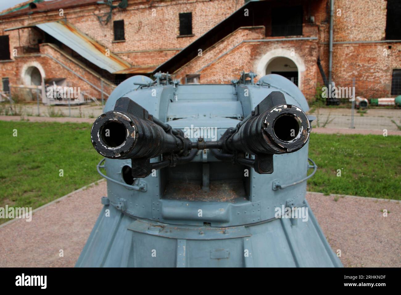 Kronstadt, Russia. 17 agosto 2023. Il complesso di artiglieria, un'installazione di artiglieria navale AK-230 da 30 mm, precedentemente utilizzata dall'esercito russo, è installato nel Parco militare Patriottico della Cultura e del tempo libero del distretto militare occidentale "Patriot" a Kronstadt, vicino alla città di San Pietroburgo, nella Federazione Russa. (Foto di Maksim Konstantinov/SOPA Images/Sipa USA) credito: SIPA USA/Alamy Live News Foto Stock