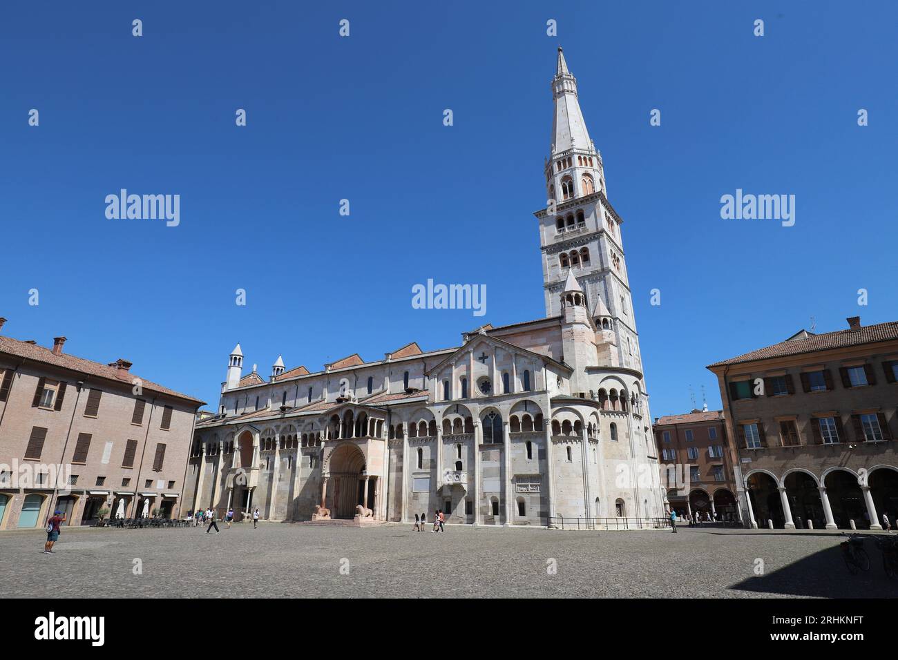 Modena, Emilia Romagna, Italia, Torre Ghirlandina e Cattedrale UNESCO sulla Piazza grande, centro storico, luogo turistico Foto Stock