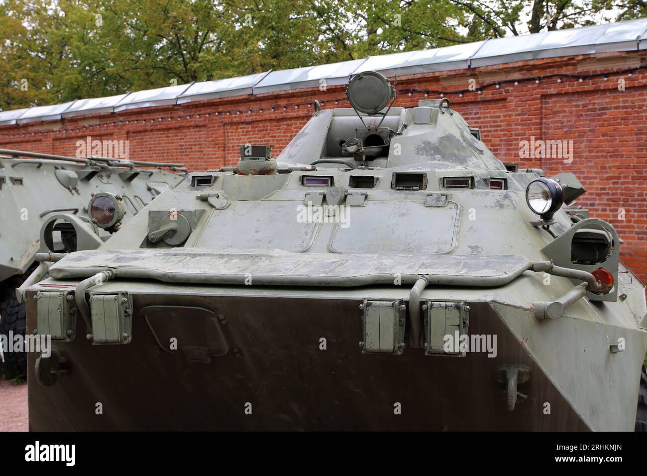 Kronstadt, Russia. 17 agosto 2023. Il vettore del personale corazzato, BRDM-2, che era stato precedentemente utilizzato dall'esercito russo, è presentato al Parco militare Patriottico della Cultura e del tempo libero del distretto militare occidentale ''Patriot'' a Kronstadt, vicino alla città di San Pietroburgo, Federazione Russa. (Immagine di credito: © Maksim Konstantinov/SOPA Images via ZUMA Press Wire) SOLO USO EDITORIALE! Non per USO commerciale! Foto Stock