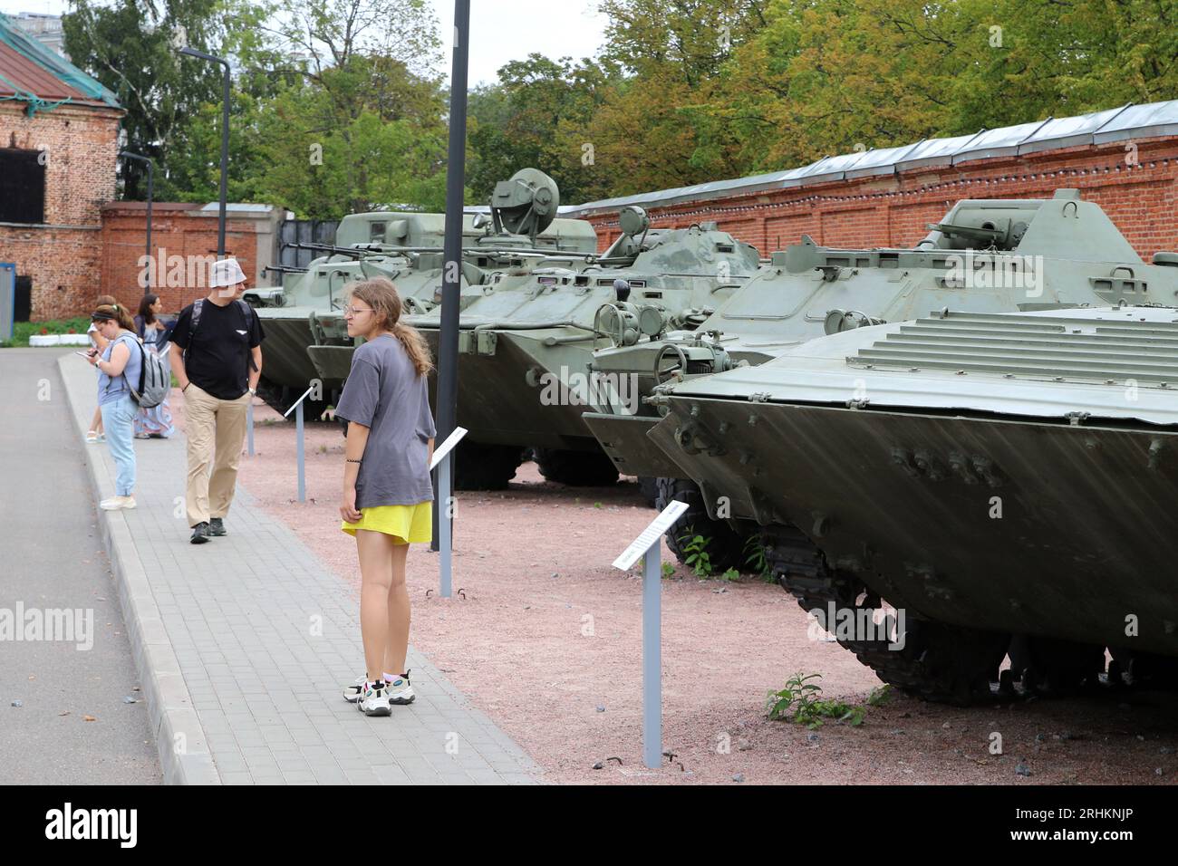 Kronstadt, Russia. 17 agosto 2023. I turisti studiano l'equipaggiamento militare che era stato precedentemente utilizzato dall'esercito russo presentato al Parco militare Patriottico della Cultura e del tempo libero del distretto militare occidentale ''Patriot'' a Kronstadt, vicino alla città di San Pietroburgo, Federazione Russa. (Immagine di credito: © Maksim Konstantinov/SOPA Images via ZUMA Press Wire) SOLO USO EDITORIALE! Non per USO commerciale! Foto Stock