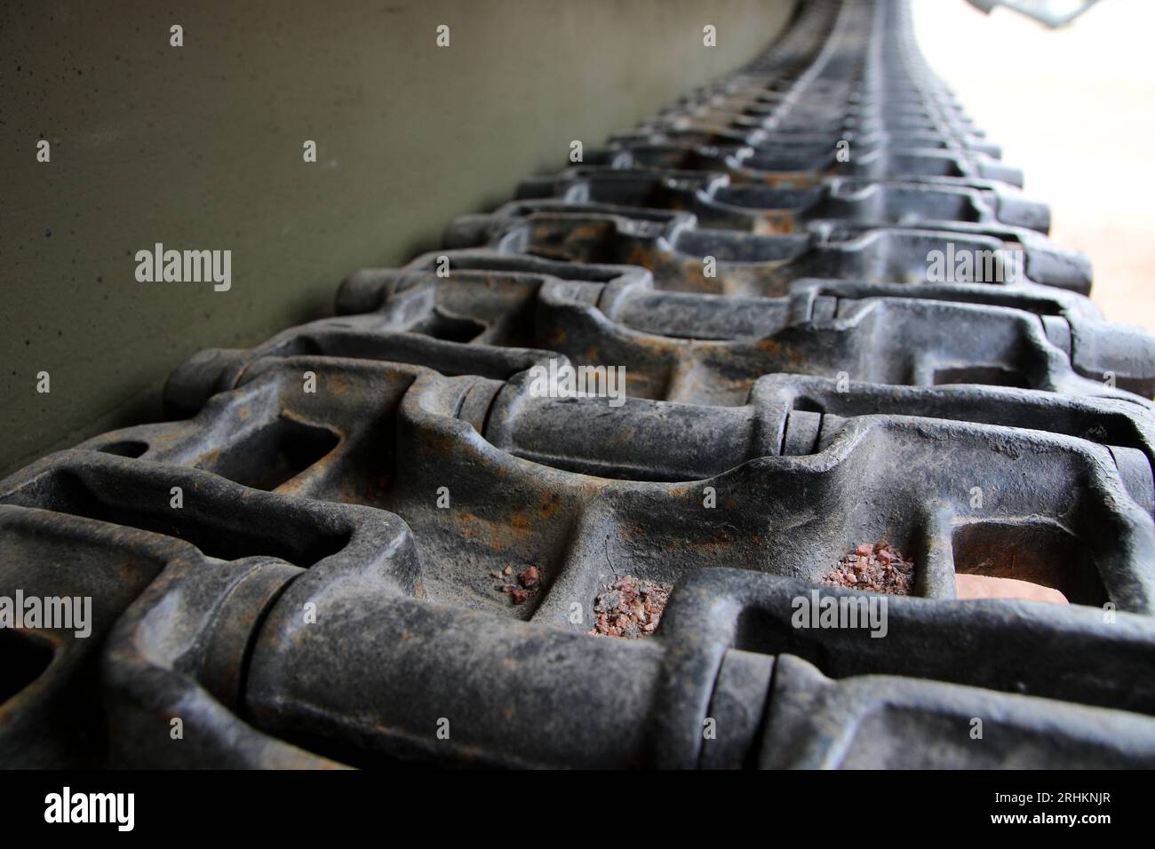 Kronstadt, Russia. 17 agosto 2023. La cintura cingolata del carro armato, che era stata precedentemente utilizzata dall'esercito russo, è presentata al Parco militare Patriottico della Cultura e del tempo libero del distretto militare occidentale ''Patriot'' a Kronstadt, vicino alla città di San Pietroburgo, Federazione Russa. (Immagine di credito: © Maksim Konstantinov/SOPA Images via ZUMA Press Wire) SOLO USO EDITORIALE! Non per USO commerciale! Foto Stock