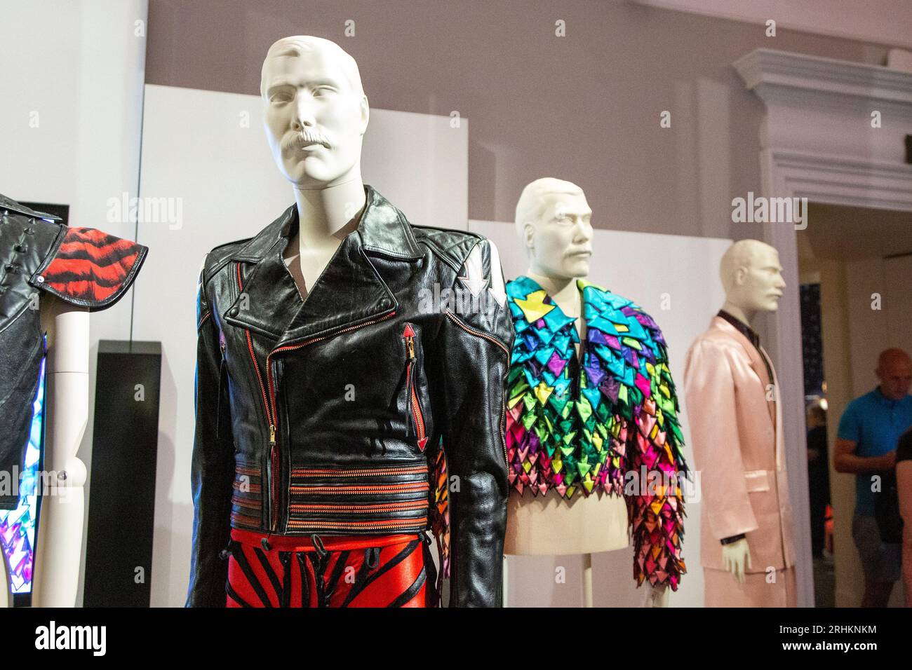 Giacca a freccia in pelle nera, rossa e bianca di Freddie Mercury (1982) Sotheby's A World of His Own Exhibition, Londra, Regno Unito Foto Stock