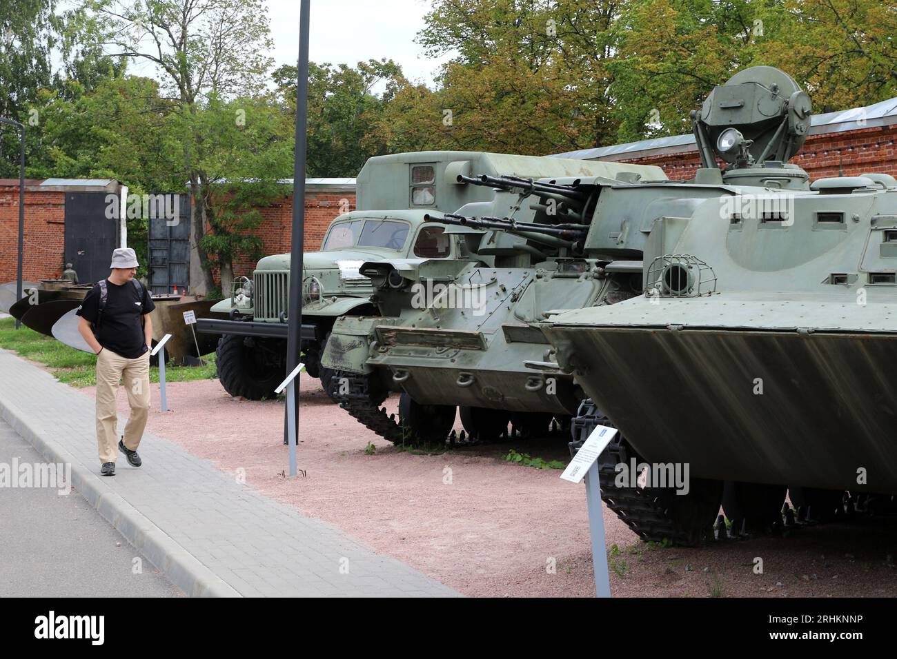 Kronstadt, Russia. 17 agosto 2023. Il vettore del personale corazzato, precedentemente utilizzato dall'esercito russo, è presentato presso il Parco militare Patriottico della Cultura e del tempo libero del distretto militare occidentale ''Patriot'' a Kronstadt, vicino alla città di San Pietroburgo, nella Federazione Russa. (Immagine di credito: © Maksim Konstantinov/SOPA Images via ZUMA Press Wire) SOLO USO EDITORIALE! Non per USO commerciale! Foto Stock