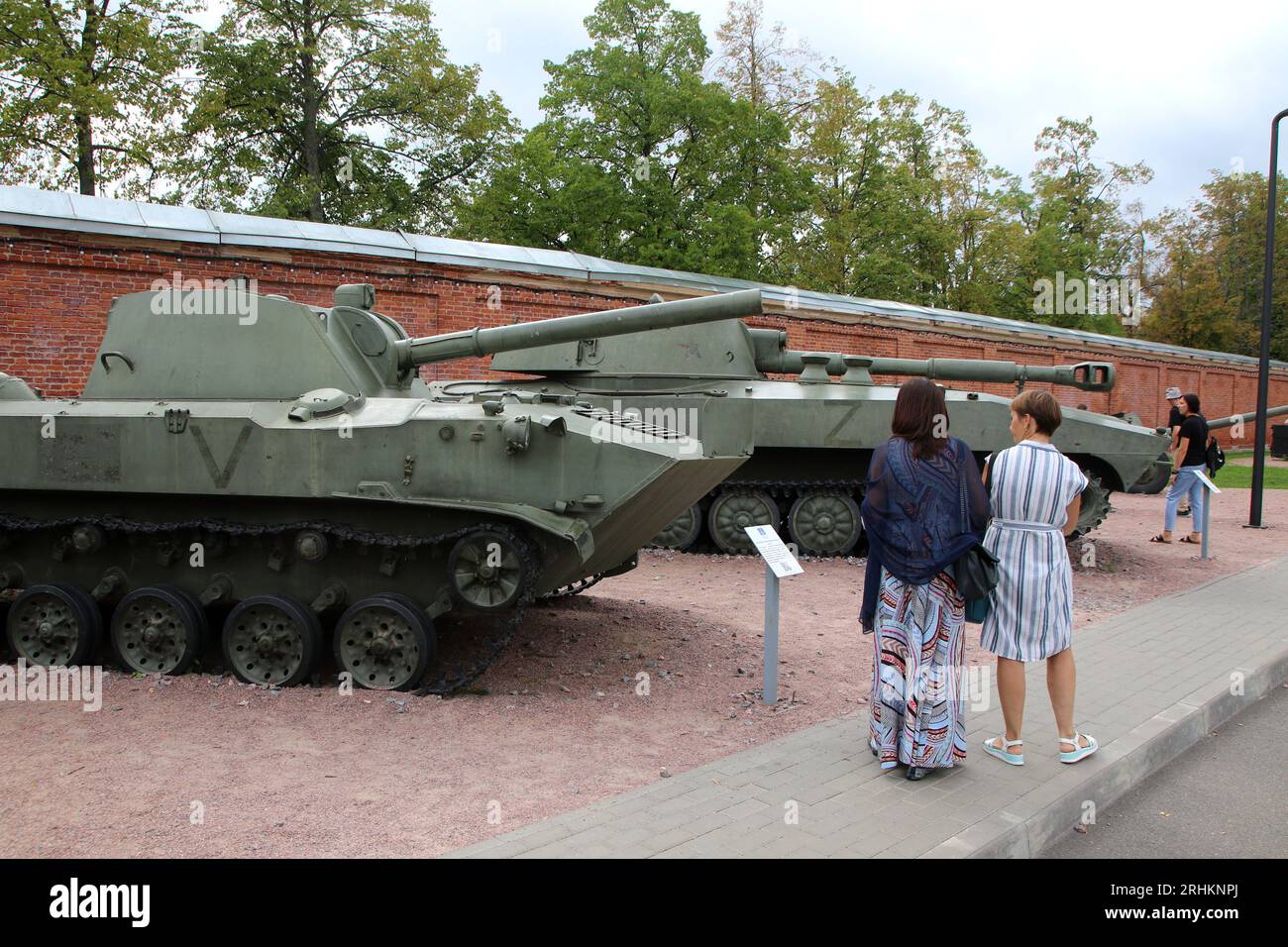 Kronstadt, Russia. 17 agosto 2023. I turisti studiano l'equipaggiamento militare che era stato precedentemente utilizzato dall'esercito russo presentato al Parco militare Patriottico della Cultura e del tempo libero del distretto militare occidentale ''Patriot'' a Kronstadt, vicino alla città di San Pietroburgo, Federazione Russa. (Immagine di credito: © Maksim Konstantinov/SOPA Images via ZUMA Press Wire) SOLO USO EDITORIALE! Non per USO commerciale! Foto Stock