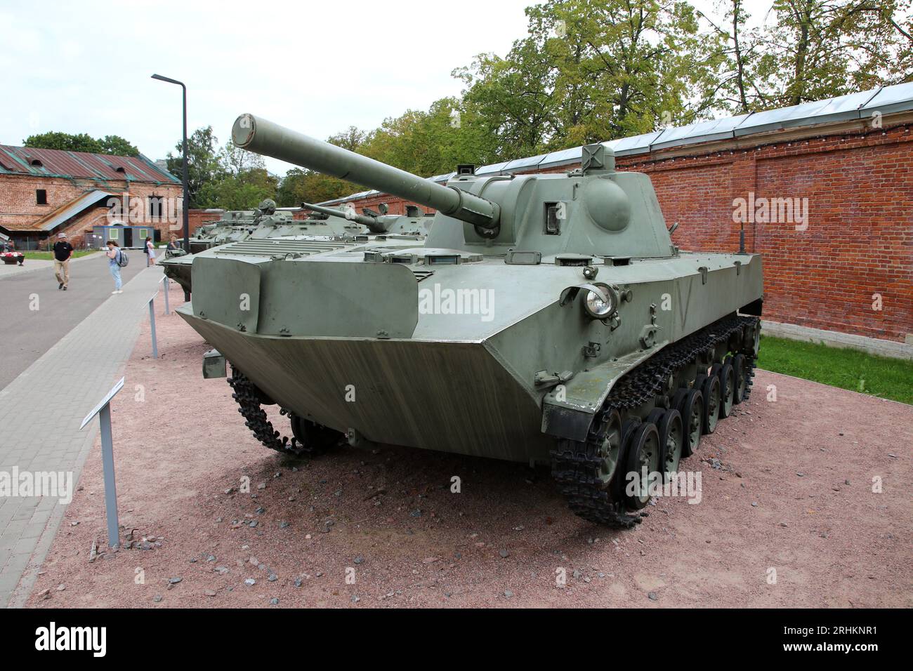 Kronstadt, Russia. 17 agosto 2023. Il vettore del personale corazzato, che era stato precedentemente utilizzato dall'esercito russo, è presentato al Parco militare Patriottico della Cultura e del tempo libero del distretto militare occidentale ''Patriot'' a Kronstadt, vicino alla città di San Pietroburgo, nella Federazione Russa. (Immagine di credito: © Maksim Konstantinov/SOPA Images via ZUMA Press Wire) SOLO USO EDITORIALE! Non per USO commerciale! Foto Stock