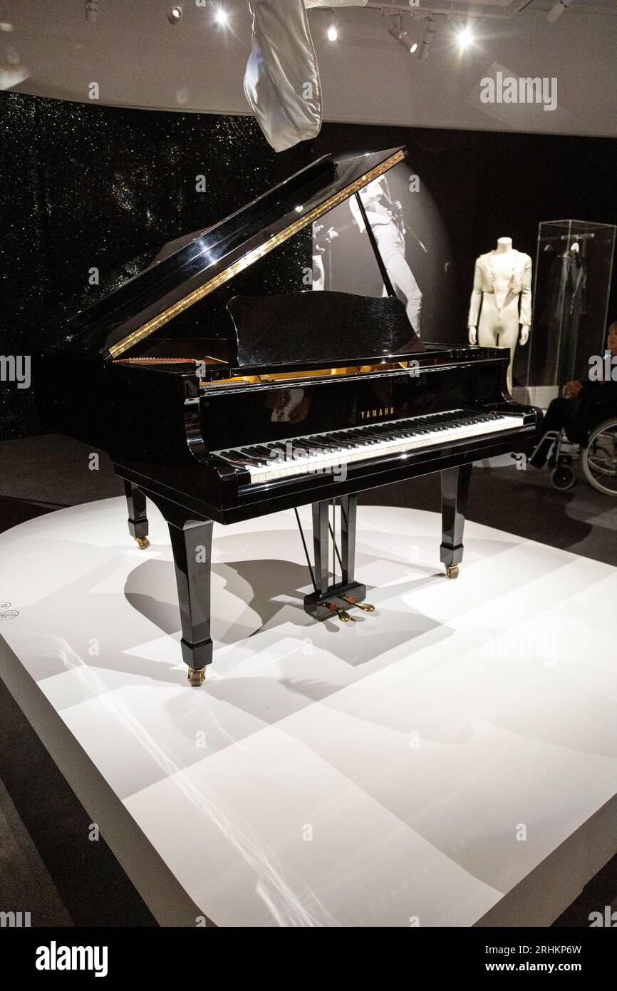 Pianoforte a coda Yamaha di Freddie Mercury alla mostra Sotheby's A World of His Own, Londra, Regno Unito Foto Stock