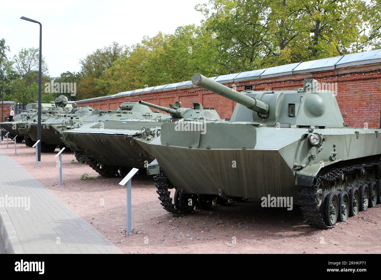 Kronstadt, Russia. 17 agosto 2023. Il vettore del personale corazzato, che era stato precedentemente utilizzato dall'esercito russo, è presentato al Parco militare Patriottico della Cultura e del tempo libero del distretto militare occidentale ''Patriot'' a Kronstadt, vicino alla città di San Pietroburgo, nella Federazione Russa. (Immagine di credito: © Maksim Konstantinov/SOPA Images via ZUMA Press Wire) SOLO USO EDITORIALE! Non per USO commerciale! Foto Stock