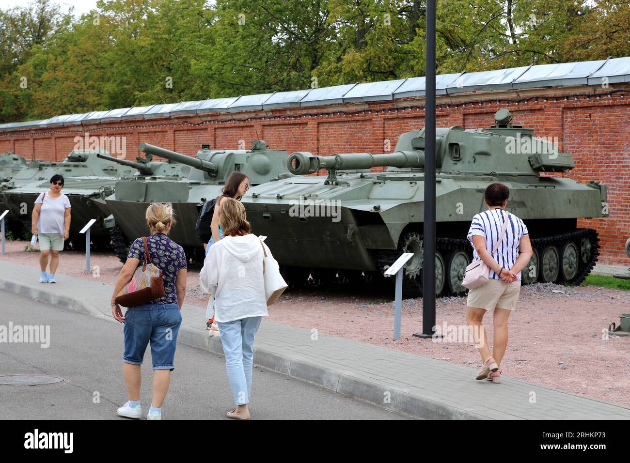 Kronstadt, Russia. 17 agosto 2023. I turisti studiano l'equipaggiamento militare che era stato precedentemente utilizzato dall'esercito russo presentato al Parco militare Patriottico della Cultura e del tempo libero del distretto militare occidentale ''Patriot'' a Kronstadt, vicino alla città di San Pietroburgo, Federazione Russa. (Immagine di credito: © Maksim Konstantinov/SOPA Images via ZUMA Press Wire) SOLO USO EDITORIALE! Non per USO commerciale! Foto Stock