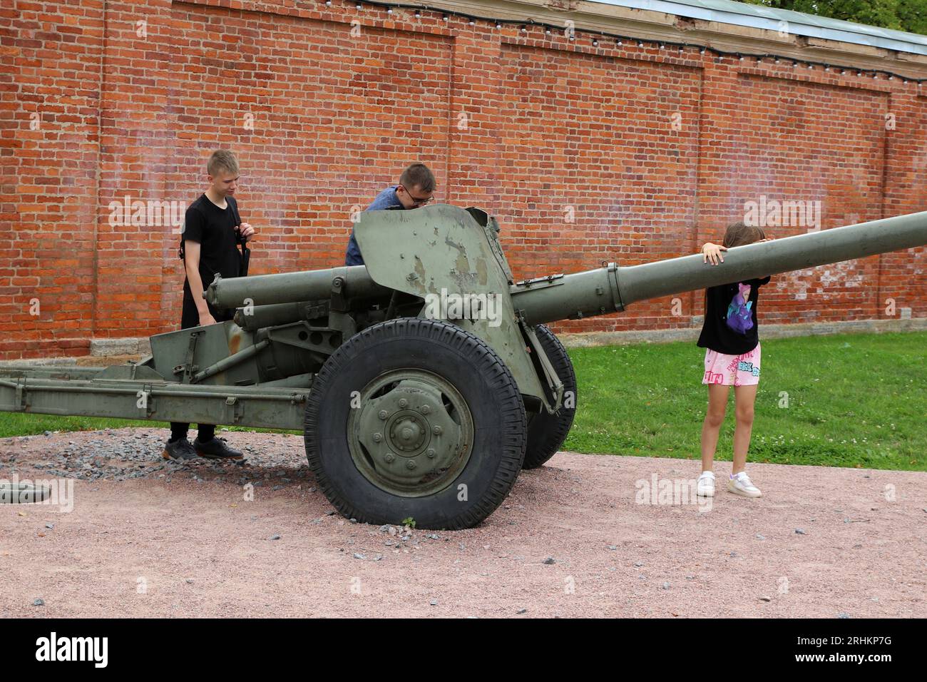 Kronstadt, Russia. 17 agosto 2023. La gente studia un cannone che era stato precedentemente utilizzato dall'esercito russo in una mostra al Parco militare Patriottico della Cultura e del tempo libero del distretto militare occidentale ''Patriot'' a Kronstadt, vicino alla città di San Pietroburgo, Federazione Russa. (Immagine di credito: © Maksim Konstantinov/SOPA Images via ZUMA Press Wire) SOLO USO EDITORIALE! Non per USO commerciale! Foto Stock