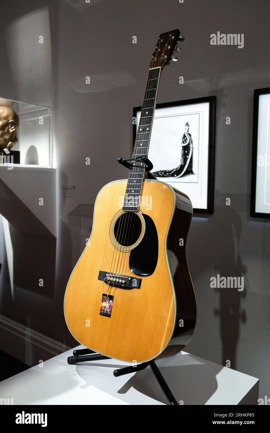 Freddie Mercury's 1975 Martin D-35 Acoustic Guitar, Sotheby's A World of His Own Exhibition, Londra, Regno Unito Foto Stock