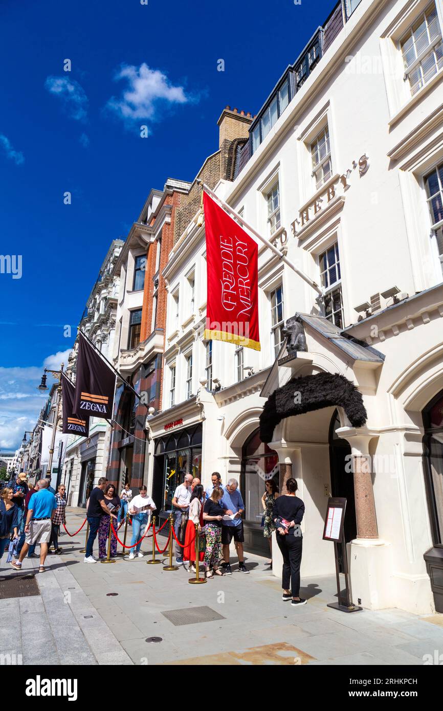 Queue Outside Sotheby's for the Freddie Mercury: A World of His Own Exhibition, Londra, Regno Unito Foto Stock