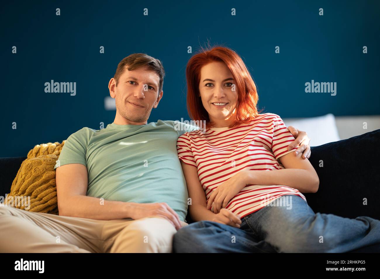 Uomo e donna riposati di mezza età coppia sposata matura amorevole si rilassò seduti sul divano a casa. Foto Stock