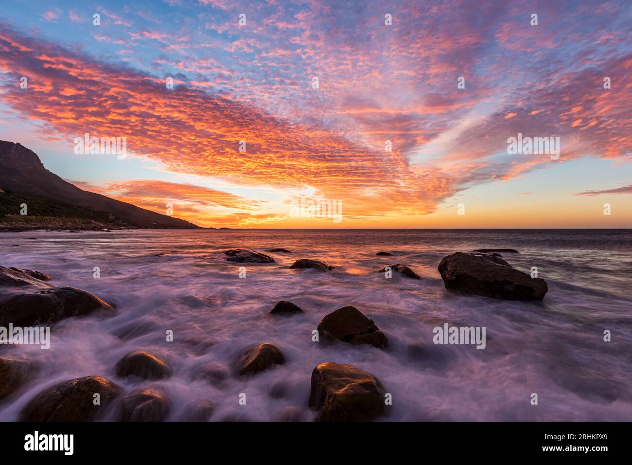 Splendida fotografia di paesaggi rosa al tramonto dell'Oceano Atlantico a città del Capo, Sudafrica, destinazione turistica turistica Foto Stock