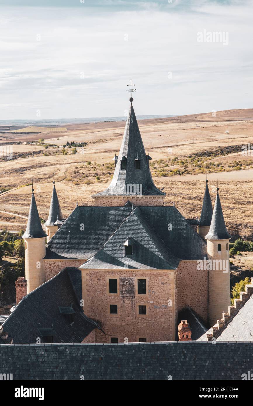 Alcázar di Segovia, torri di guardia di architettura gotica spagnola con campi sullo sfondo, Spagna. Foto Stock