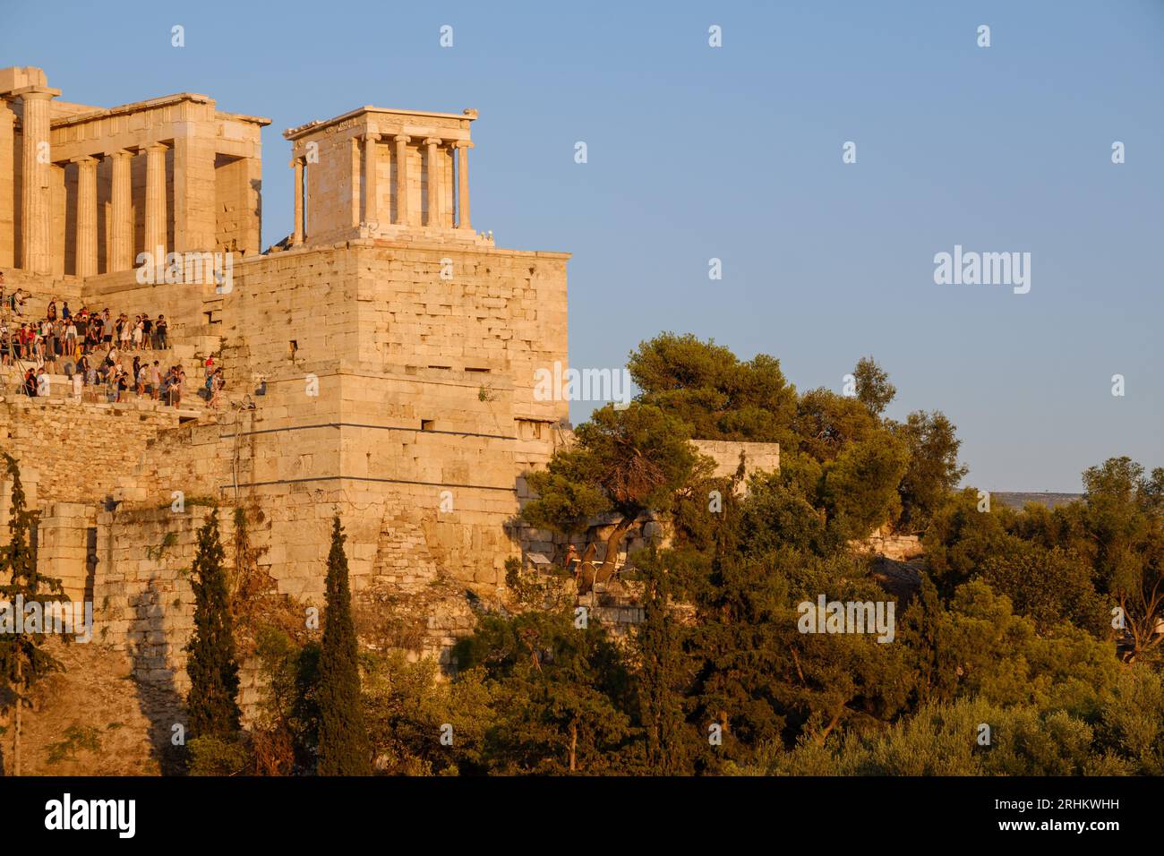 Atene, GR - 29 luglio 2023: L'Acropoli con il Tempio del Partenone in cima alla collina Foto Stock