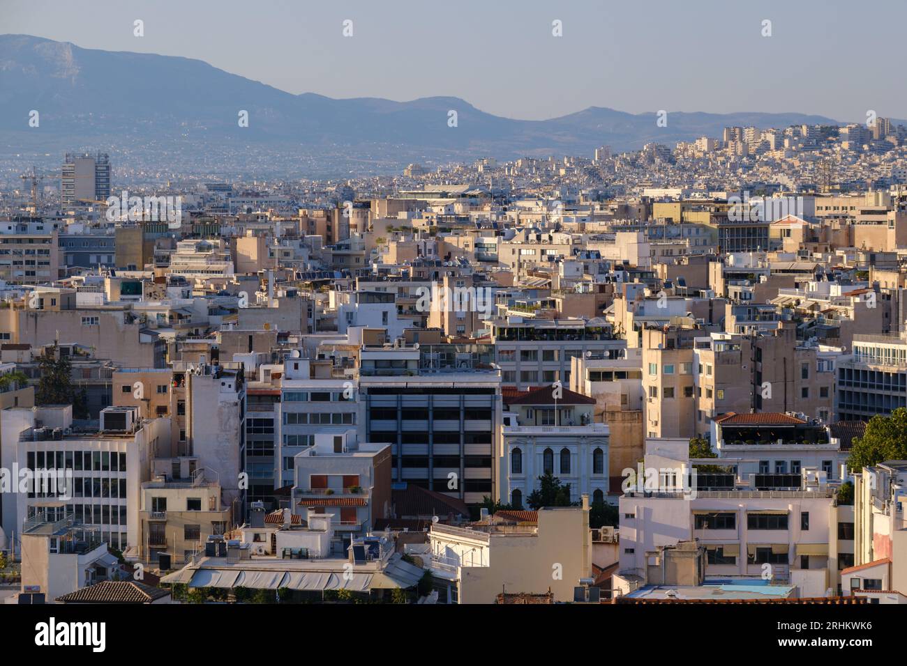 Atene, GR - 29 luglio 2023: Vista panoramica di Atene, capitale della Grecia Foto Stock