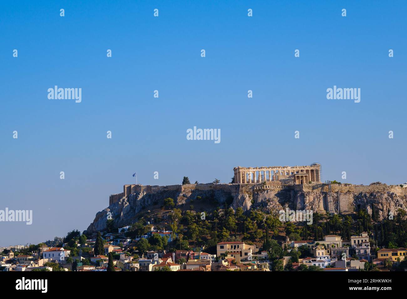 Atene, GR - 29 luglio 2023: L'Acropoli con il Tempio del Partenone in cima alla collina Foto Stock