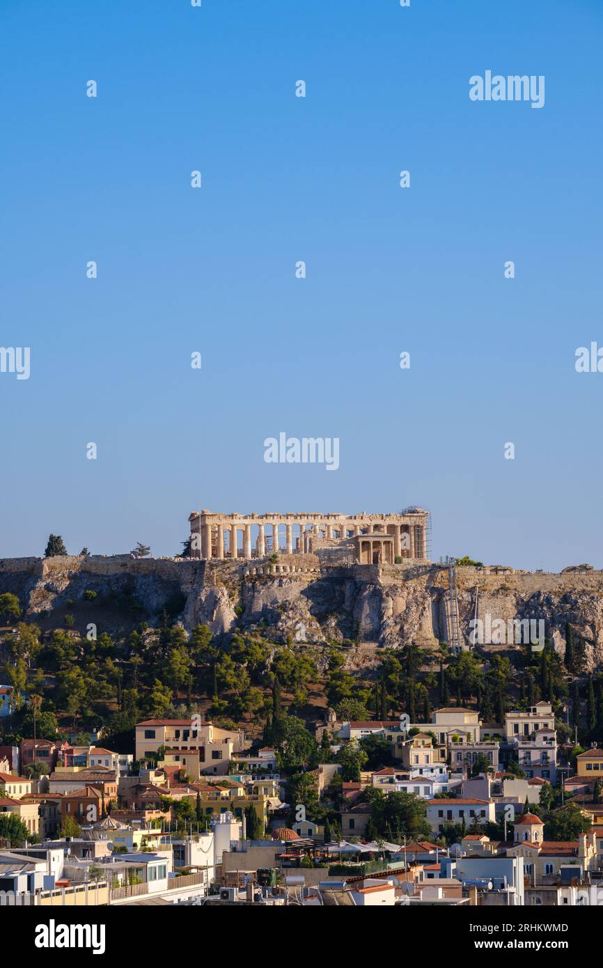 Atene, GR - 29 luglio 2023: L'Acropoli con il Tempio del Partenone in cima alla collina Foto Stock