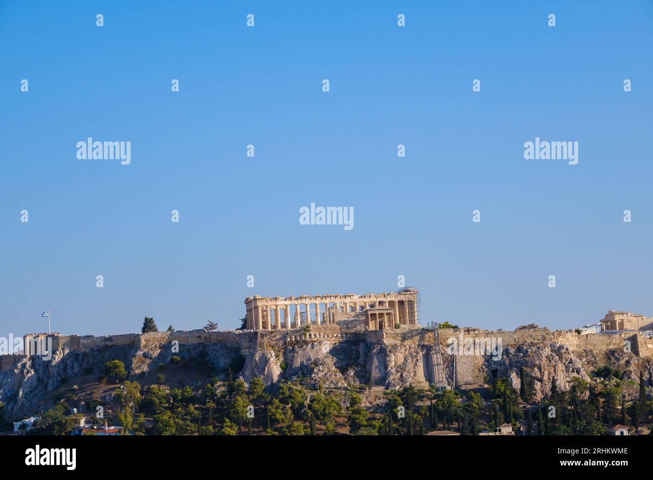 Atene, GR - 29 luglio 2023: L'Acropoli con il Tempio del Partenone in cima alla collina Foto Stock
