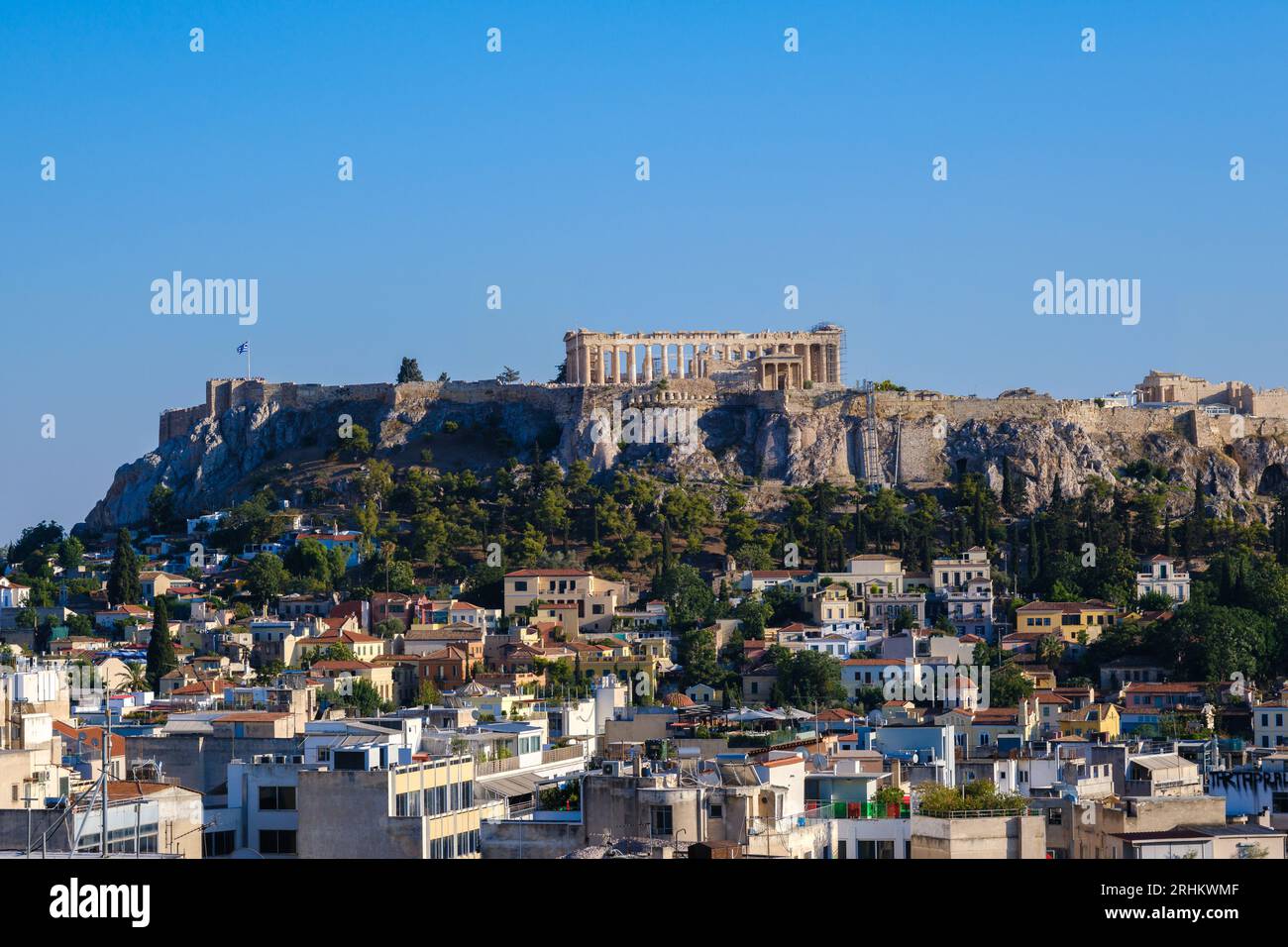 Atene, GR - 29 luglio 2023: L'Acropoli con il Tempio del Partenone in cima alla collina Foto Stock