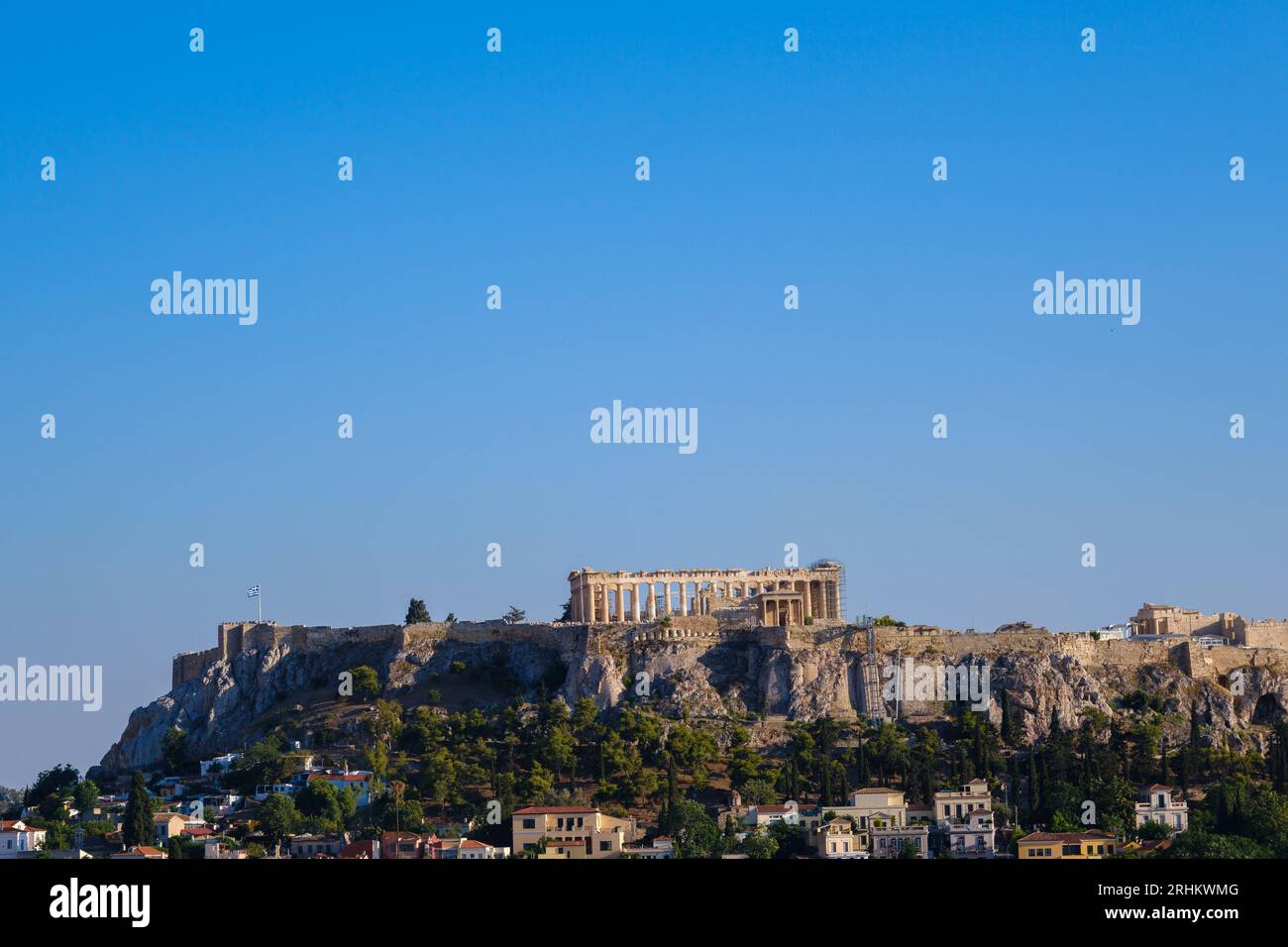 Atene, GR - 29 luglio 2023: L'Acropoli con il Tempio del Partenone in cima alla collina Foto Stock