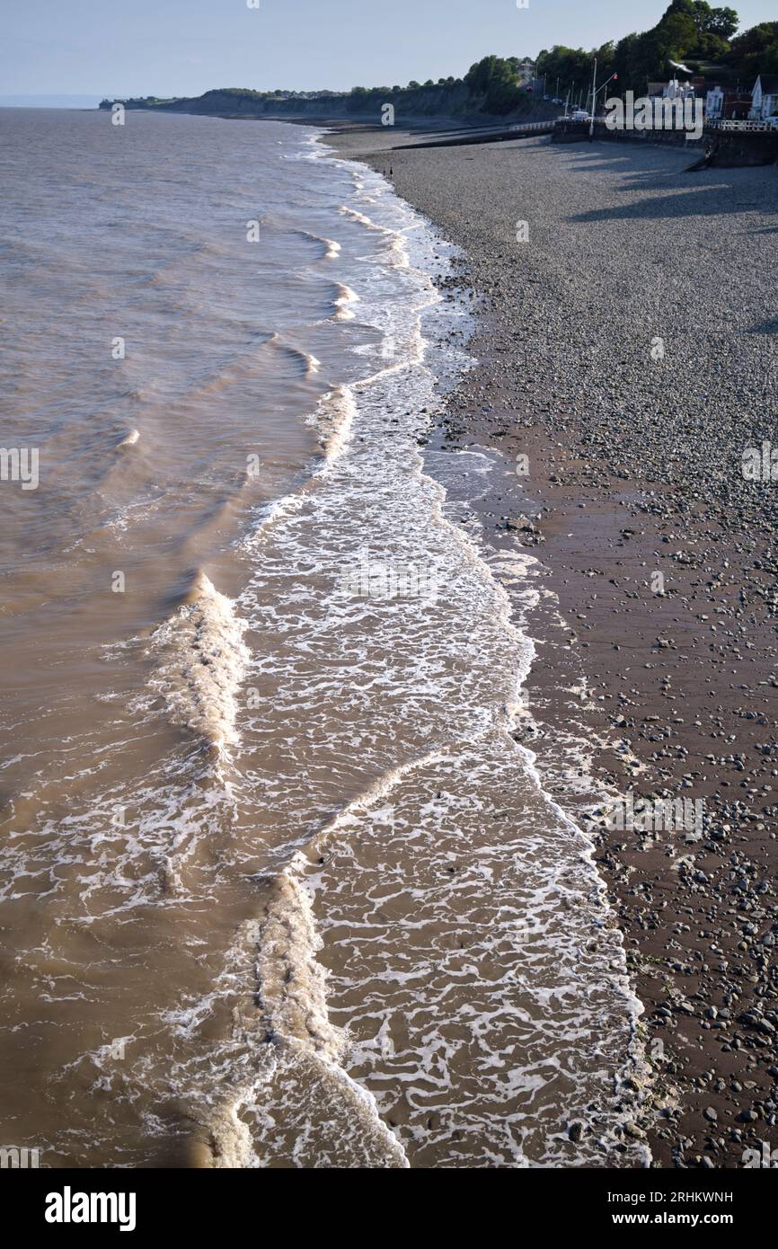 Onde sulla spiaggia di Penarth South Wales Foto Stock