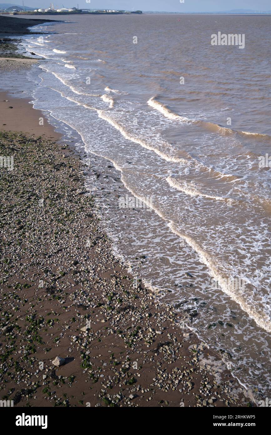 Onde sulla spiaggia di Penarth South Wales Foto Stock