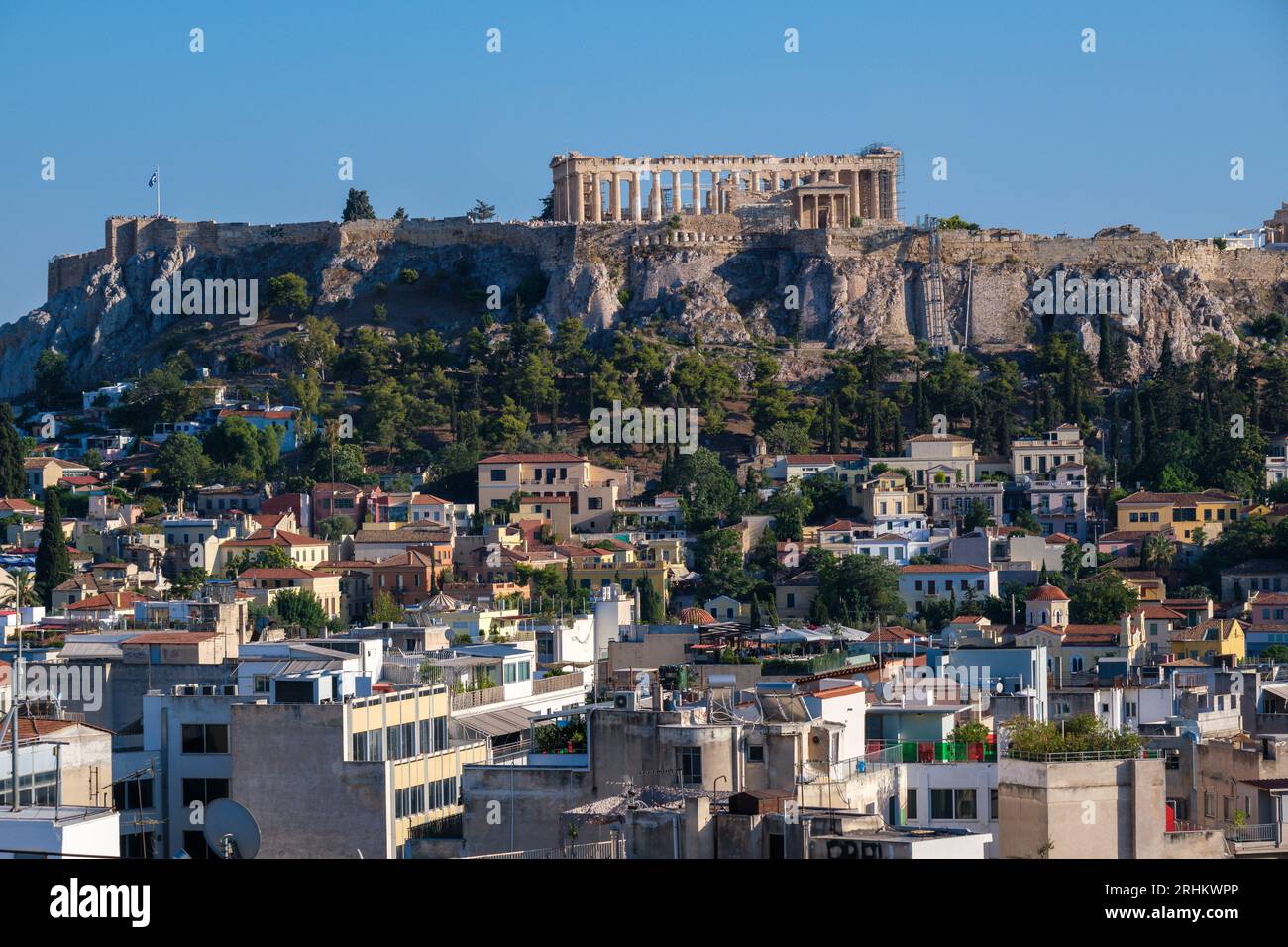 Atene, GR - 29 luglio 2023: L'Acropoli con il Tempio del Partenone in cima alla collina Foto Stock
