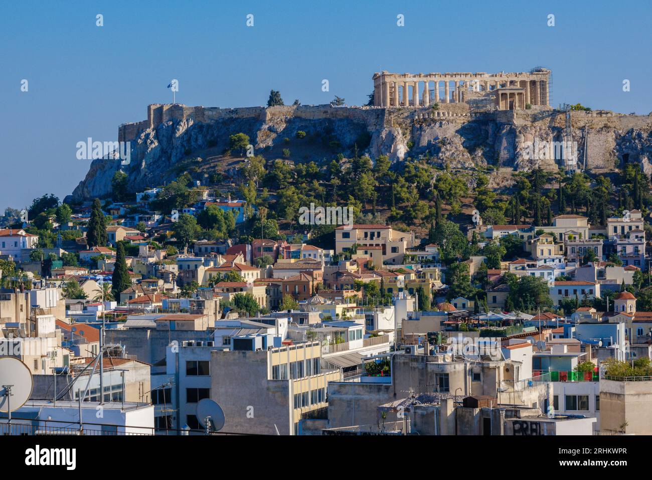 Atene, GR - 29 luglio 2023: L'Acropoli con il Tempio del Partenone in cima alla collina Foto Stock