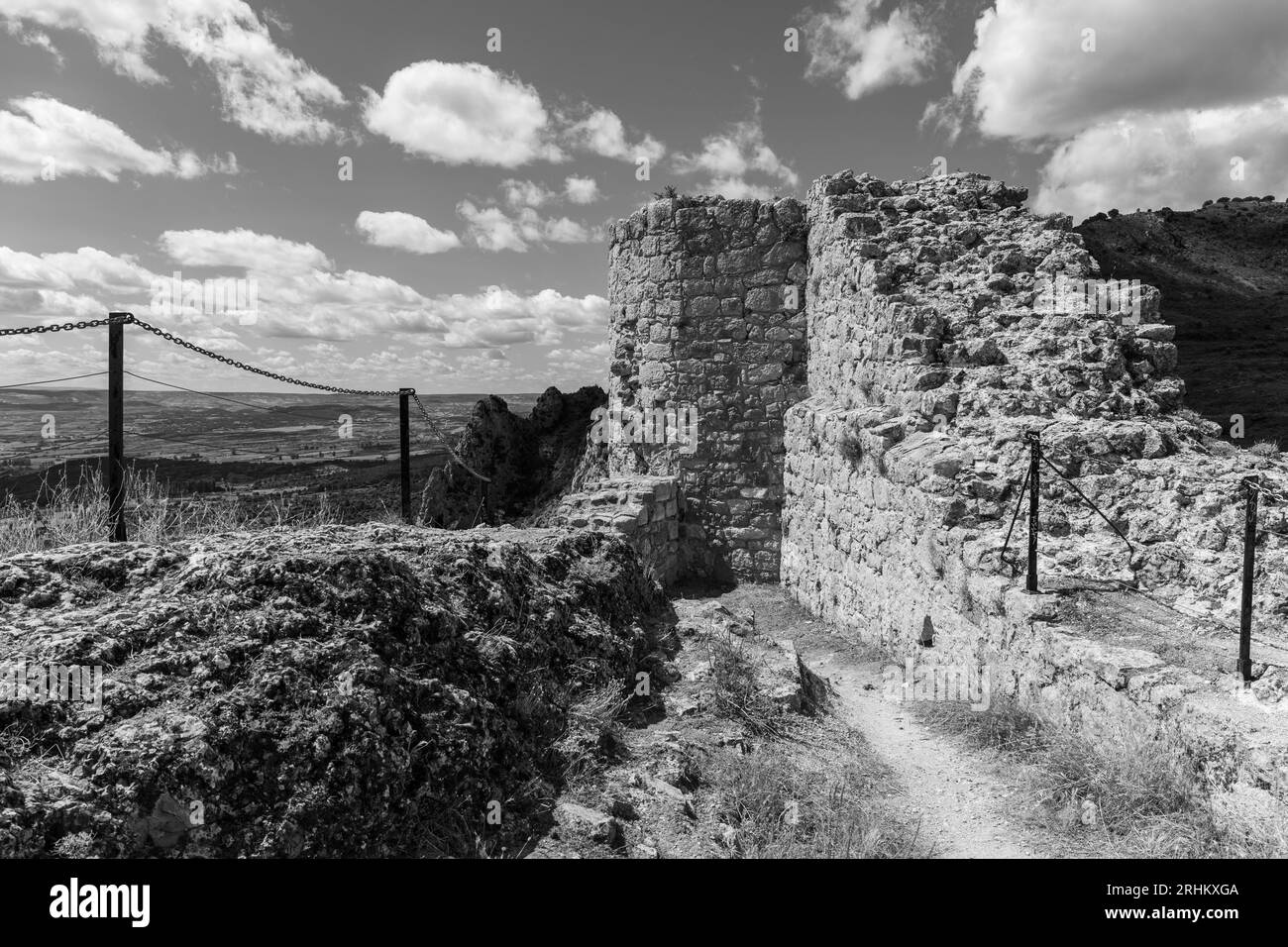 Europa, Spagna, Castiglia e León, Poza de la Sal, Castello di Rojas con resti di un battaglione in rovina in cima alla collina Foto Stock