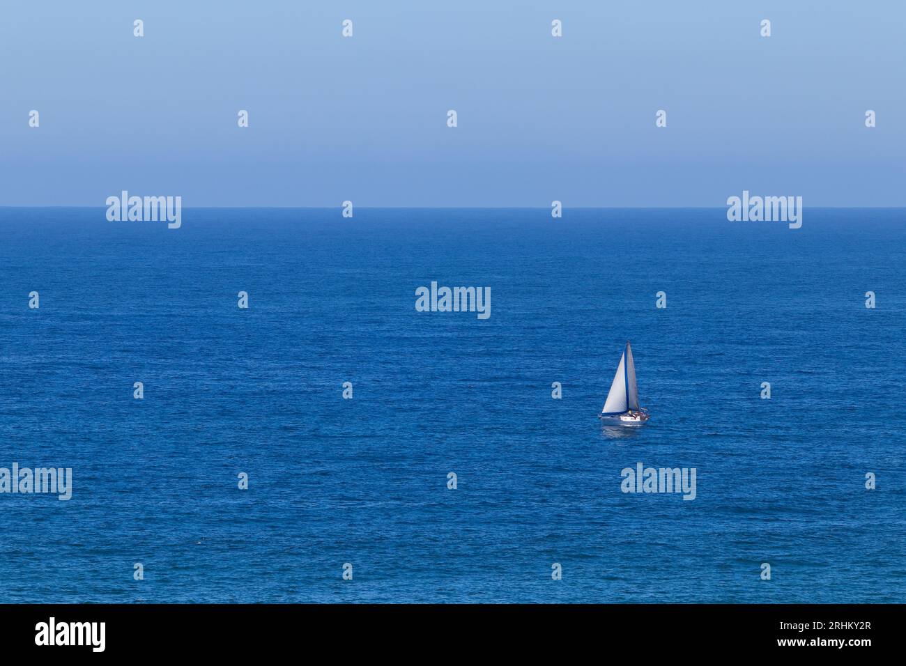 Piccolo yacht in cabina sull'Oceano Azzurro aperto Foto Stock