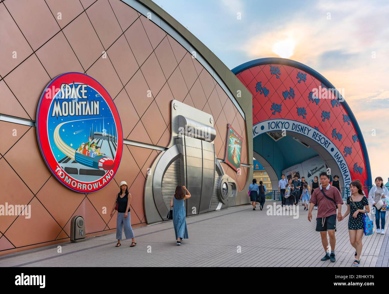 chiba, giappone - 18 luglio 2023: Persone che attraversano la passerella per il Tokyo Disney Resort lungo le pareti del negozio Bon Voyage decorato con Space Mountain Foto Stock