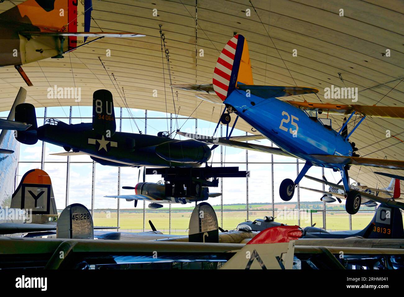 L'American Air Museum Hangar con la sua collezione all'Imperial War Museum presso l'aeroporto di Duxford Foto Stock