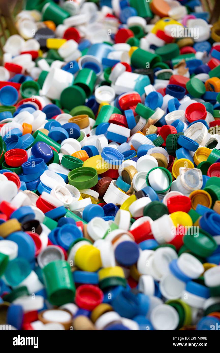 Tappi per bottiglie in plastica multicolore, raccolta e riciclaggio di plastica, protezione ambientale, conservazione della natura, problemi ecologici. Foto Stock