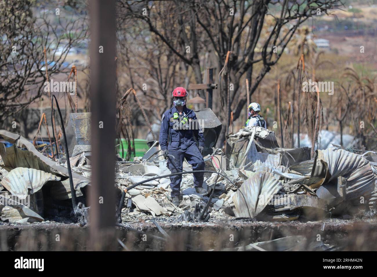 I membri della Combined Joint Task Force 50 (CJTF-50) conducono operazioni di ricerca, salvataggio e recupero di aree danneggiate da incendi boschivi a Lahaina, Maui, il 15 agosto 2023. I membri del CJTF-50 dell'esercito delle Hawaii e dell'Air National Guard, U.S. Army Active Duty e Reserve stanno attivamente sostenendo le autorità della contea di Maui per fornire immediatamente sicurezza, sicurezza e benessere alle persone colpite dagli incendi, al fine di garantire un sostegno costante alla comunità di Maui e ai primi soccorritori. Foto del Sgt. Dello staff Matthew A. Foster/U.S. Guardia nazionale dell'esercito/UPI Foto Stock