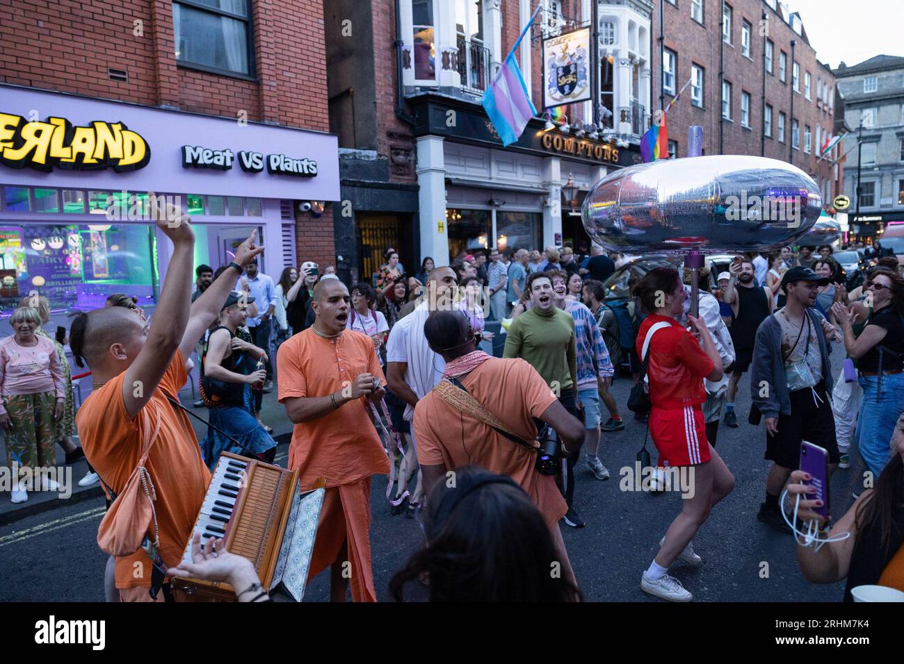 Attivisti LGBTQ e altri artisti dello Swarm Movement ballano con i monaci di Hare Krishna per strada nel centro di Londra durante la manifestazione. Il movimento sciame è emerso durante la pandemia di Covid-19 a Rotterdam come un modo per riunirsi, attraverso le crepe delle politiche di distanziamento sociale. Hanno chiesto una dimostrazione di danza nel centro di Londra contro il Police, Crime, Sentencing, and Courts Act e il Public Order Act nel Regno Unito e per creare una danza d'urgenza come risposta pacifica all'attuale contesto politico in materia di riunioni nello spazio pubblico. (Foto di Hesther ng/SOPA Image Foto Stock