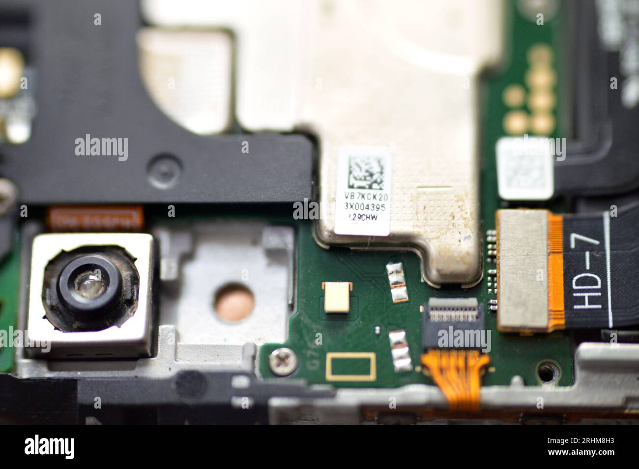 Cairo, Egitto, 3 agosto 2023: Dispositivo mobile cellulare Huawei smartphone con chip elettronico della scheda madre, fotocamera e scheda SIM, hardware, elettronico, Foto Stock