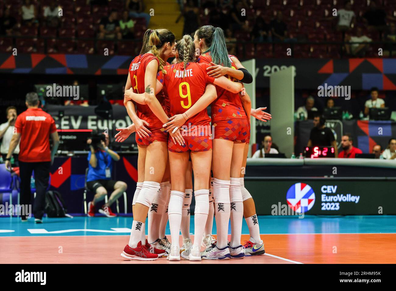 Monza, Italia. 17 agosto 2023. I giocatori rumeni festeggiano durante il CEV EuroVolley 2023 Women Final Round Pool B, partita di pallavolo tra Romania e Croazia all'Arena di Monza. Punteggio finale; Romania-Croazia 3-1 (25-22, 25-21, 23-25, 25-19) (foto di Fabrizio Carabelli/SOPA Images/Sipa USA) credito: SIPA USA/Alamy Live News Foto Stock