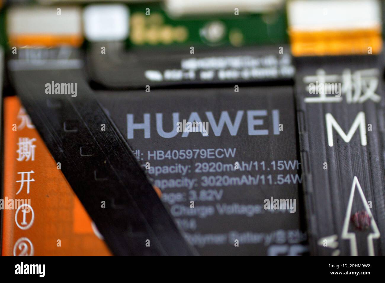 Cairo, Egitto, 3 agosto 2023: Dispositivo mobile cellulare Huawei smartphone con chip elettronico della scheda madre, fotocamera e scheda SIM, hardware, elettronico, Foto Stock