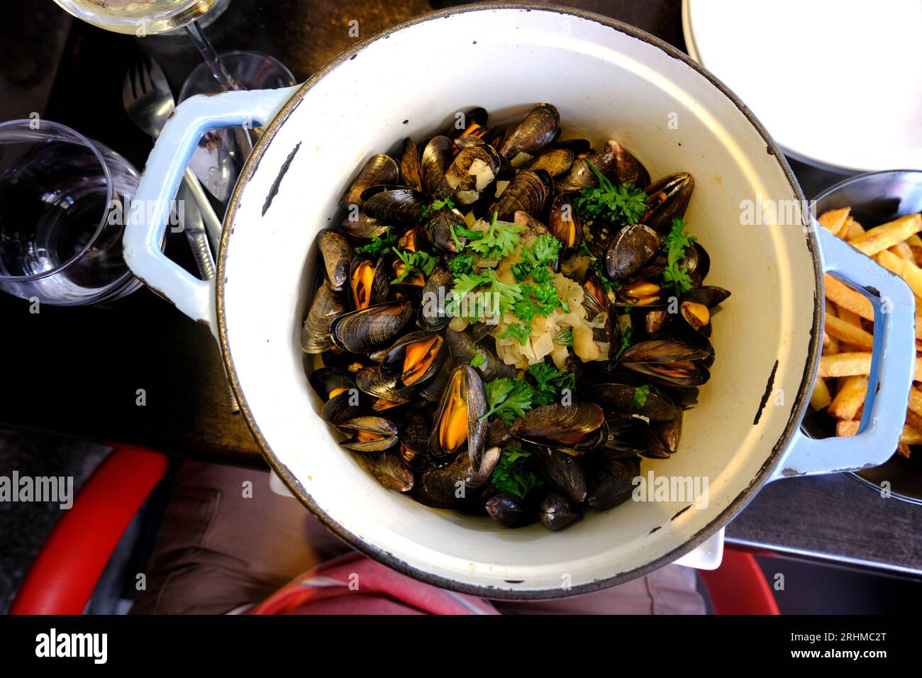 Bowl di Moules in un ristorante francese Foto Stock