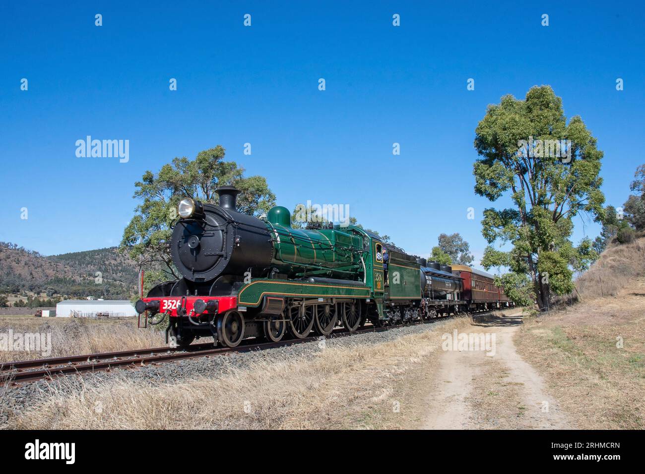 Locomotiva a vapore 3526 che attraversa la zona rurale del NSW vicino a Tamworth, Australia, Foto Stock