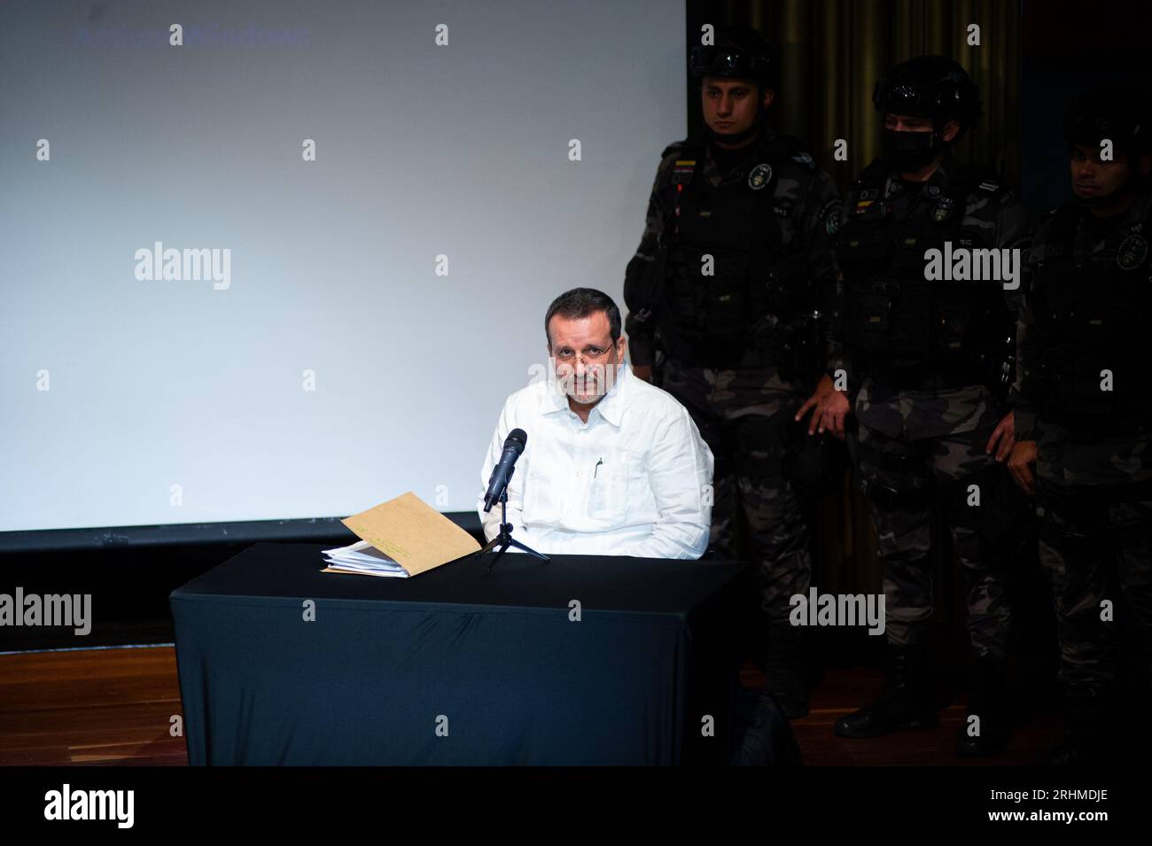 Bogotà, Colombia. 17 agosto 2023. L'ex leader paramilitare Carlos Mario Jimenez, ALIAS Macaco, si scusa con le vittime durante l'incontro per la verità e la non ripetizione organizzato dal governo colombiano, a Bogotà, Colombia, il 17 agosto 2023. Foto di: Chepa Beltran/Long Visual Press Credit: Long Visual Press/Alamy Live News Foto Stock