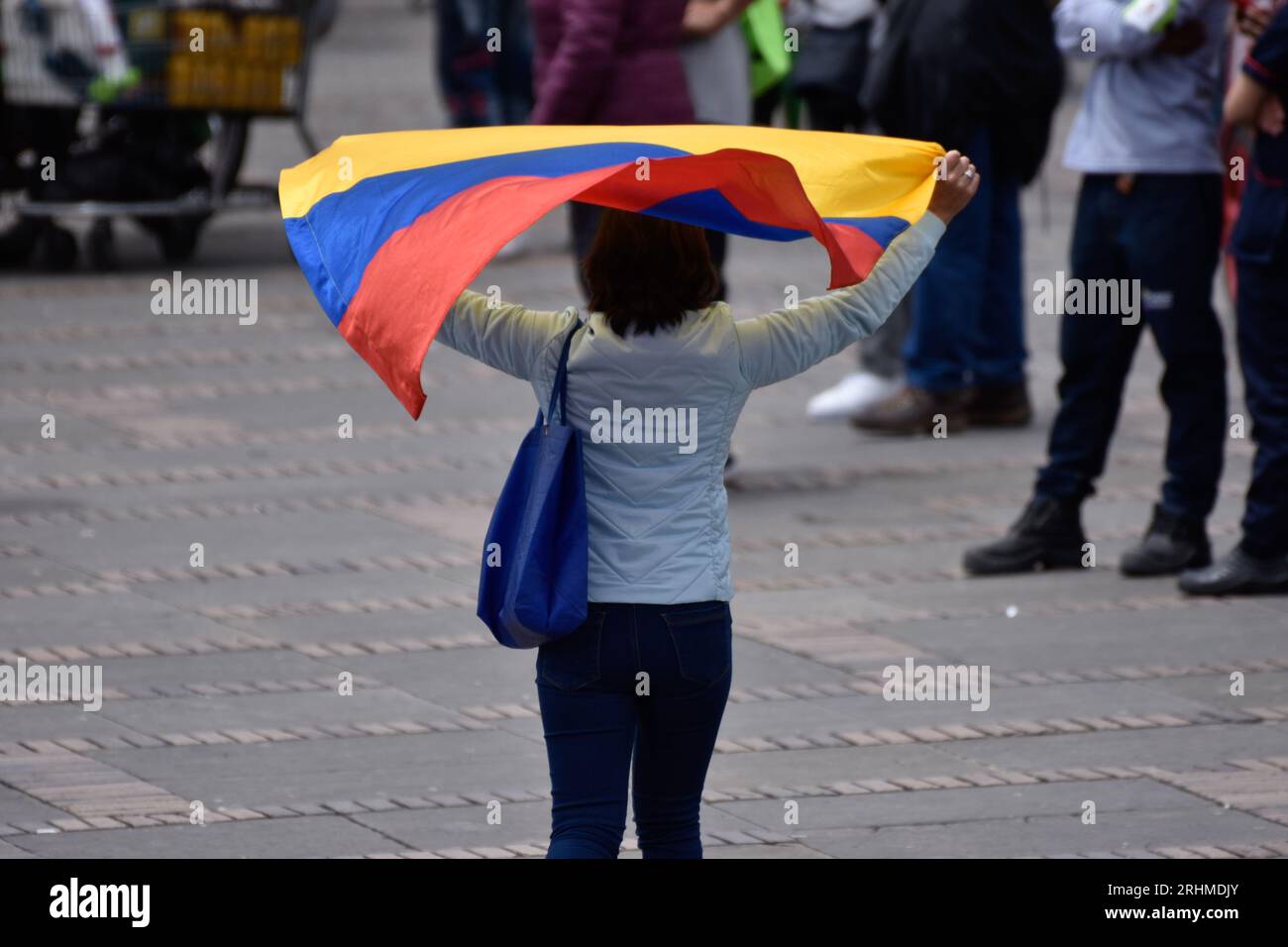 Bogotà, Colombia. 16 agosto 2023. Un manifestante onda una bandiera colombiana durante le proteste contro il presidente colombiano Gustavo Petro a Bogotà, il 16 agosto 2023. Foto di: Cristian Bayona/Long Visual Press Credit: Long Visual Press/Alamy Live News Foto Stock