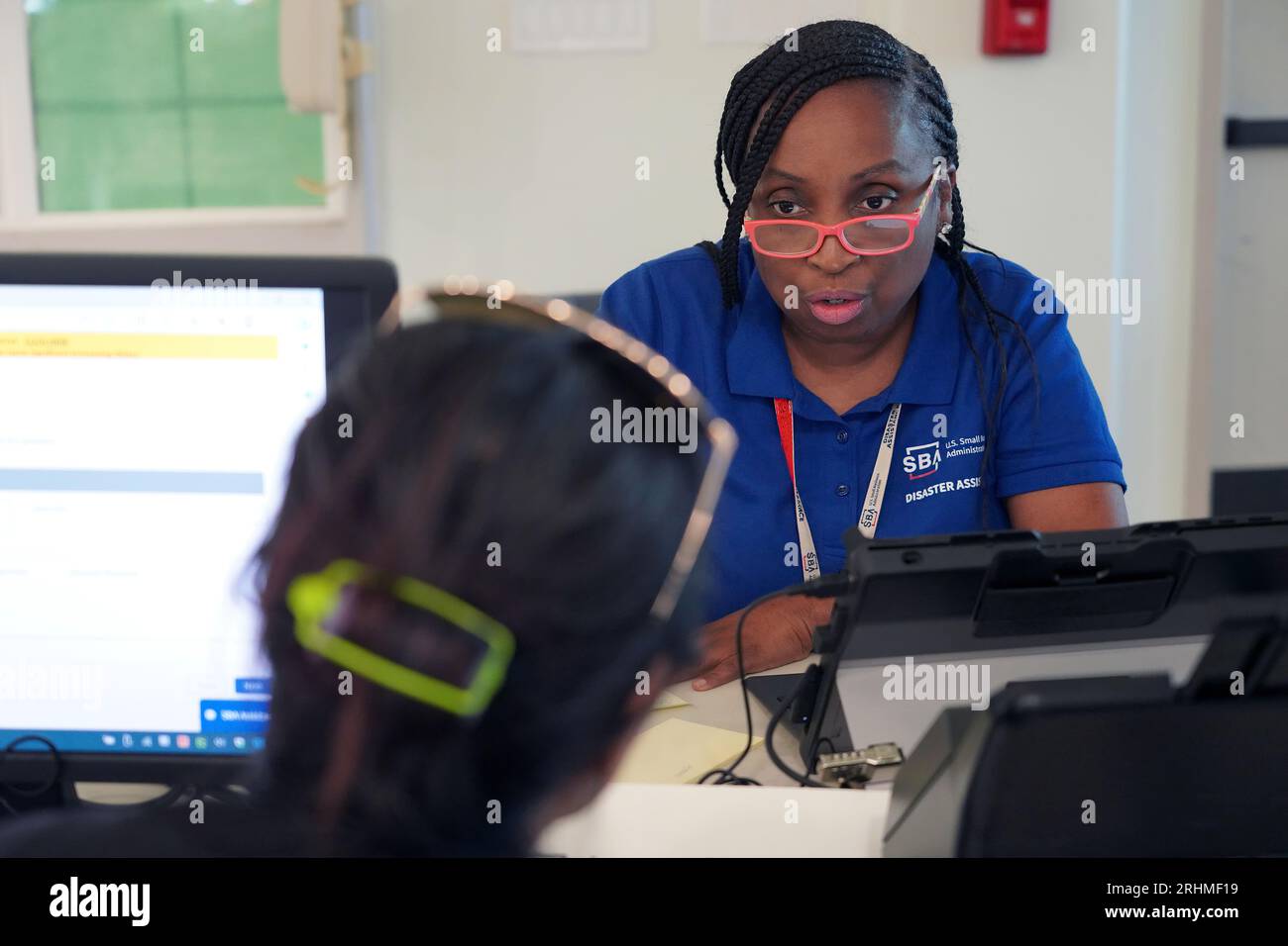 Lahaina, Hawaii (16 agosto 2023) - la Small Business Administration assiste i sopravvissuti al centro di disaster recovery FEMA di Lahaina. Foto Stock