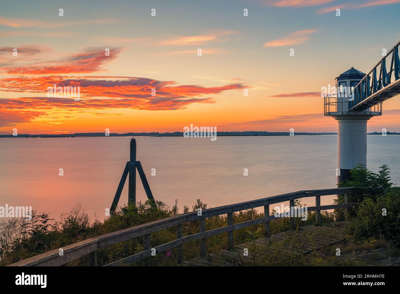 Una foto orizzontale di un'alba estiva al faro di Oostmahorn. Tuttavia, il nome faro non è appropriato qui, perché è un misurino Foto Stock